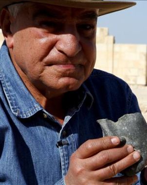 20091118225511-zahihawass.jpg